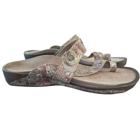 AETREX Izzy Adjustable Slide Sandals Rose Cream Gold Snakeskin Silvertone Studs - Picture 3 of 10